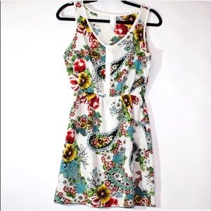 Famosa floral spring/summer dress
Size small